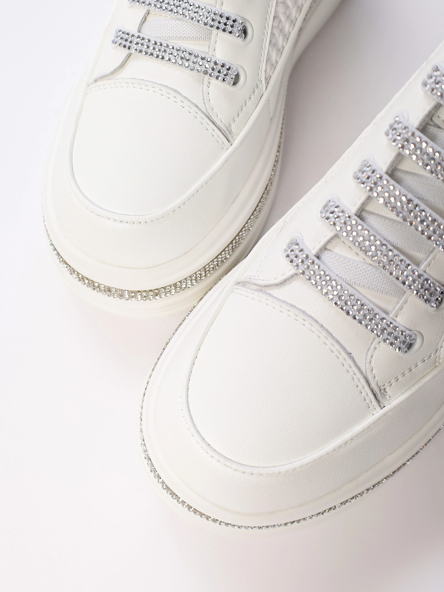 Кеды белого цвета со стразами на высокой платформе